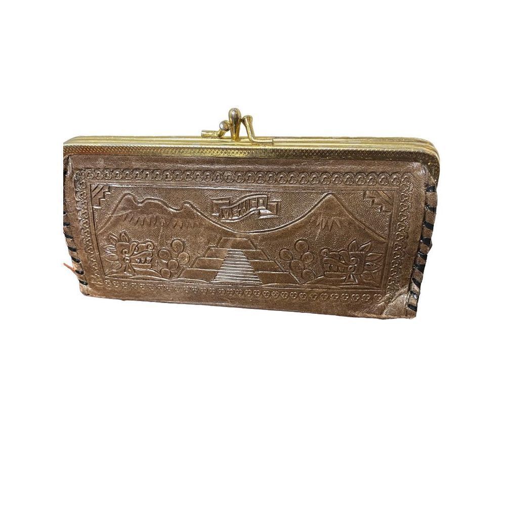 Vintage leather Mexican snap close coin purse clutch in brown tooled leather 195